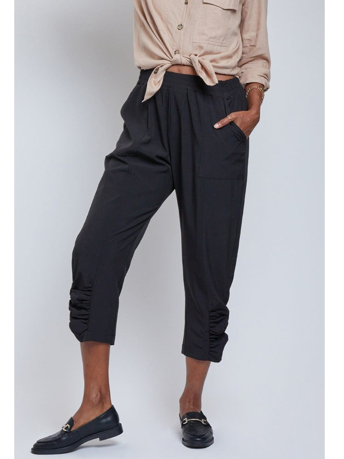 Ruched Ankle Capri Pant - Black